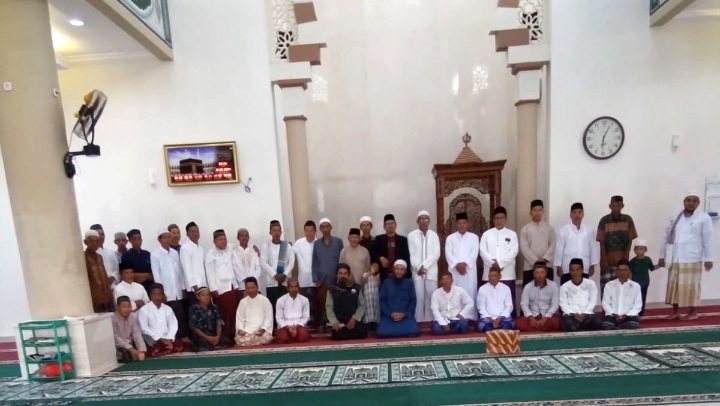 Subuh Berjamaah ke-22 di Mesjid Nurul Huda Desa Sungai Samak: Ustad Riswanto Sampaikan Tausyiah Terkait Metode Nabi Ibrahim dalam Mendidik Anaknya 2 IMG 20240520 192753