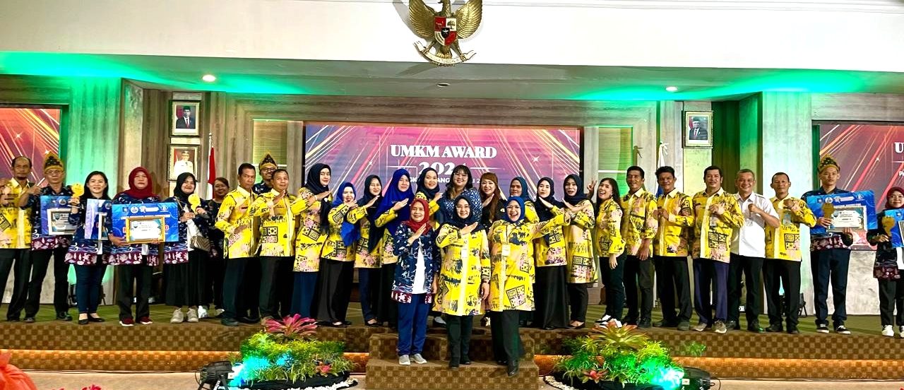 IMG_20240710_183009 belasan UMKM Belitung yang mengukir sejarah meraih penghargaan UMKM Award tingkat provinsi Bangka Belitung tahun 2024 dengan menghadirkan berbagai kategori seperti usaha kecil, wirausaha pemula, UMKM mapan, hingga disabilitas.