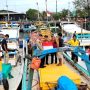 PPN Tanjungpandan Rayakan HUT RI Ke-79 dengan Pembagian dan Pemasangan Bendera Merah Putih di Kapal Nelayan