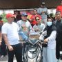 Ibu Darti Raih Hadiah Utama Motor dalam Jalan Sehat Kun Dewan HUT Beltim ke-22