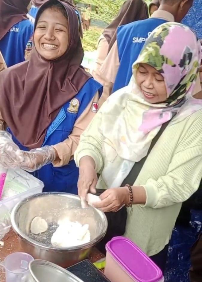 Pelatihan Kewirausahaan inspiratif di SMP Negeri 2 Sijuk: Mengenal Kuliner Tradisional Belitung Bersama Adhywira Septiyasa Rachim 2 IMG 20250219 151342