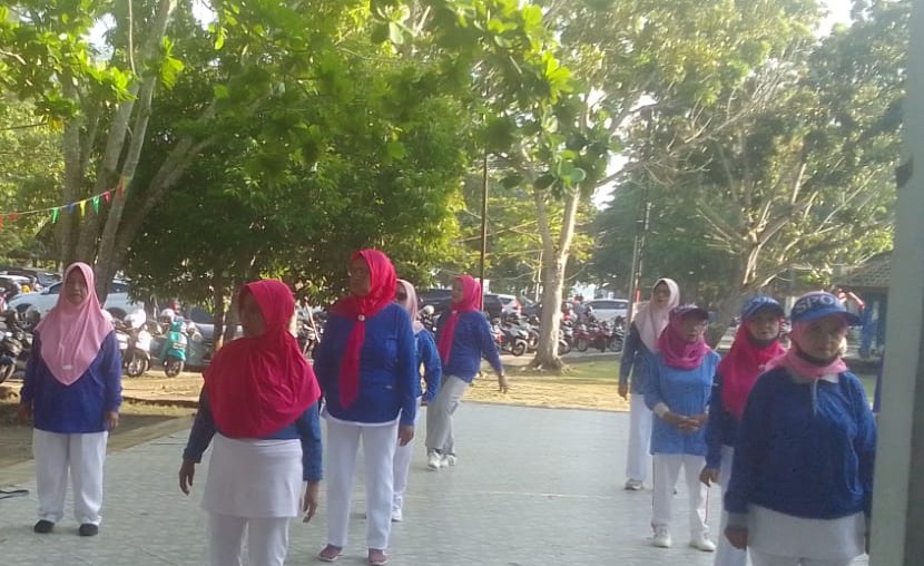 Gelar Senam di Kawasan Pantai Tanjungpendam, STI Belitung Ajak Masyarakat Hidup Sehat Lewat Senam Tera Indonesia 2 AddText 08 24 09.14.32