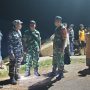 Babinsa dari Koramil 02/Manggar Lakukan Evakuasi bersama Aparat Gabungan Lainnya Terkait Empat Warga Desa Baru Terseret Ombak di Pantai Menara