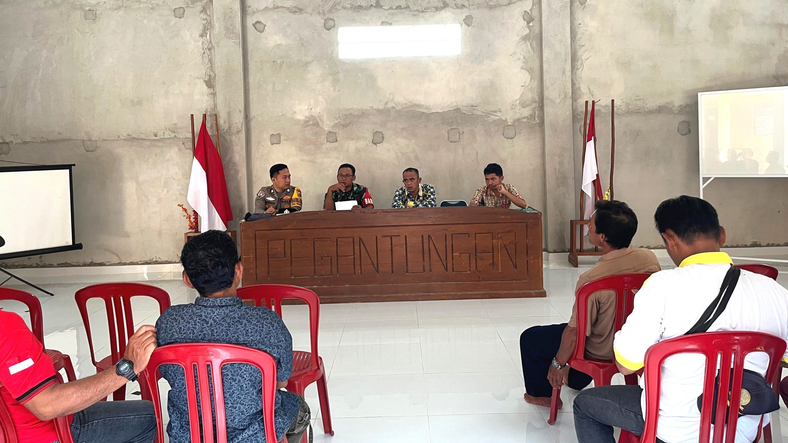 Serka Anis Setiawan, dari Babinsa Desa Pegantungan Koramil 414-01/Tanjungpandan Laksanakan Giat Rakor Pembentukan poskamling 2 IMG 20250925 132154 scaled