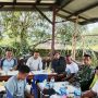 Anggota Koramil 414-02/Manggar, Sertu R. Hutagalung, Laksanakan Komsos Bersama Warga Desa Padang