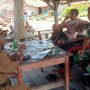 Anggota Koramil 414-04/Membalong, Sertu Yusup, melaksanakan kegiatan komunikasi sosial (Komsos) dengan warga binaan di Desa Pulau Seliu, Kecamatan Membalong, Kabupaten Belitung, Senin (20/10/2025). Kegiatan tersebut berlangsung di warung milik Yas, salah satu warga setempat.