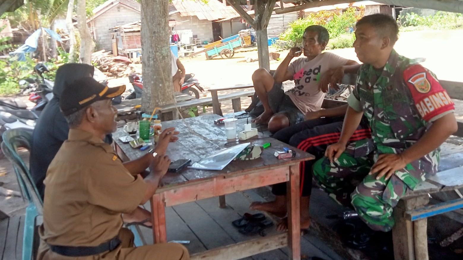 Anggota Koramil 414-04/Membalong, Sertu Yusup, melaksanakan kegiatan komunikasi sosial (Komsos) dengan warga binaan di Desa Pulau Seliu, Kecamatan Membalong, Kabupaten Belitung, Senin (20/10/2025). Kegiatan tersebut berlangsung di warung milik Yas, salah satu warga setempat.