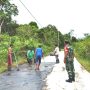 Babinsa Desa Suak Gual Monitor Kegiatan Perawatan Jalan di Wilayah Koramil Selat Nasik