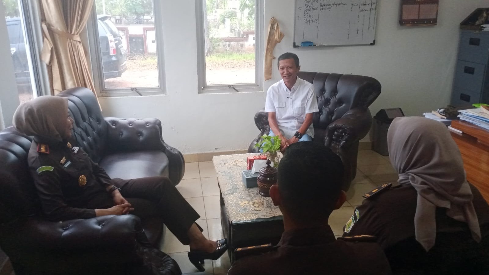 Kejari Beltim Rita Susanti Pamit ke KPU dan Berikan Apresiasi hingga Ucapan Terima Kasih atas Kerja Sama yang telah Terjalin selama ini 2 AddText 10 26 11.30.46