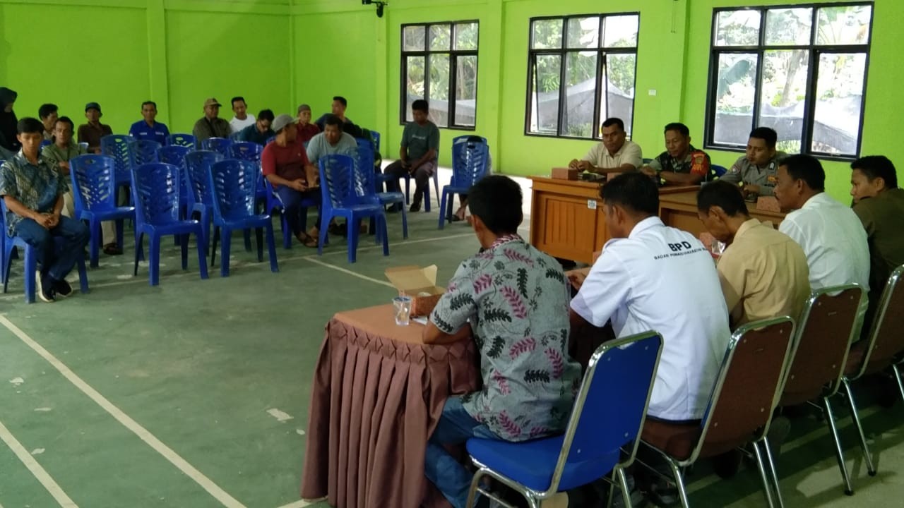 Babinsa Sertu Suparna Hadiri Musyawarah Desa Bahas Permasalahan Lahan di Desa Aik Madu 2 AddText 10 28 02.33.38