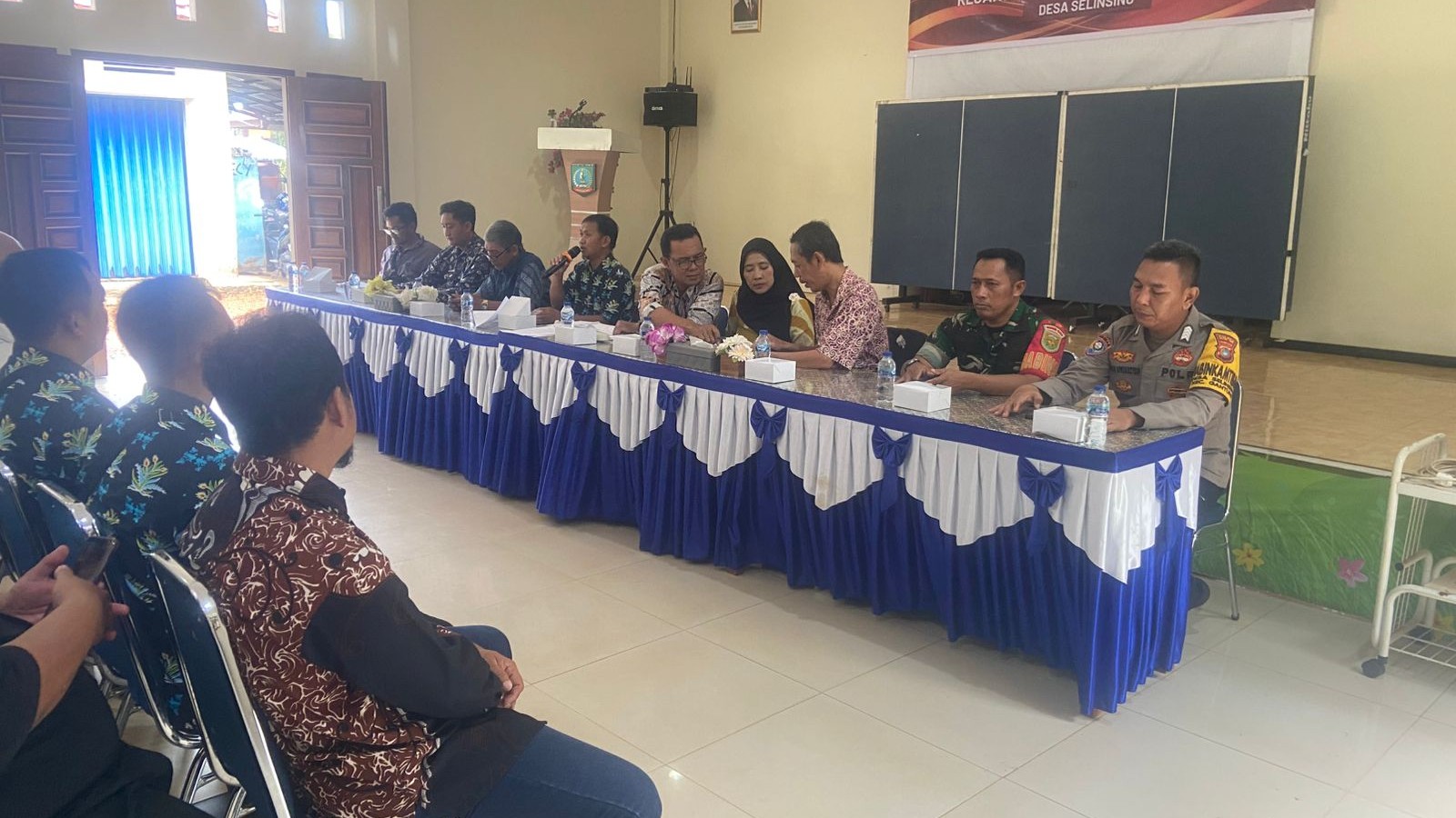 Babinsa Serka Andri W Hadiri Musyawarah Desa Khusus di Selinsing Bahas Pengembalian Pinjaman Koperasi Merah Putih 3 AddText 10 31 03.31.37