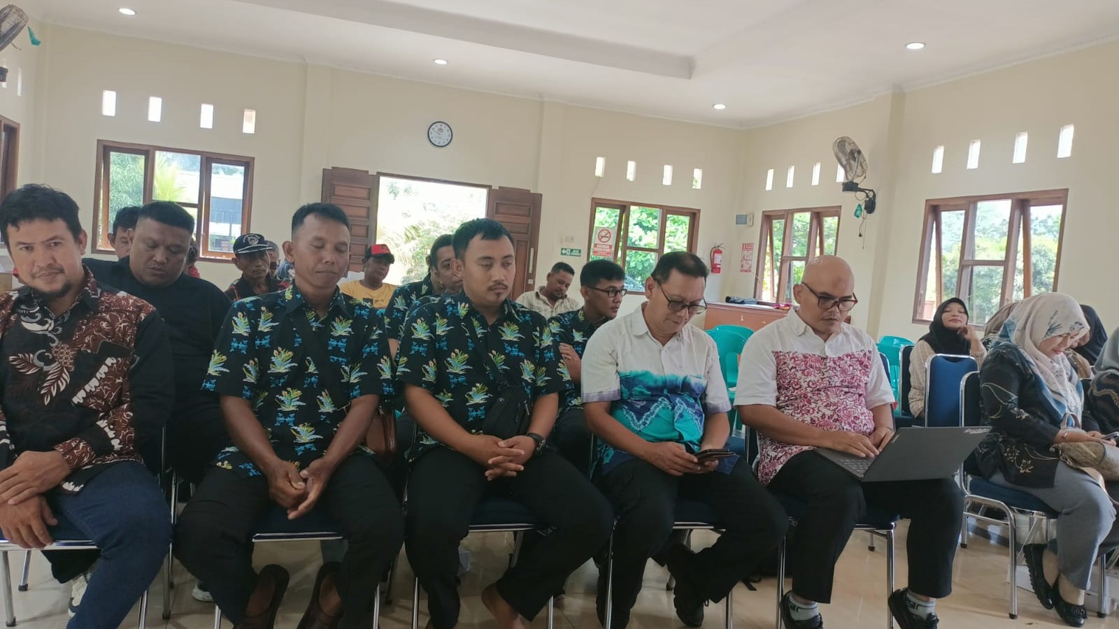 Babinsa Serka Andri W Hadiri Musyawarah Desa Khusus di Selinsing Bahas Pengembalian Pinjaman Koperasi Merah Putih 4 AddText 10 31 03.40.54