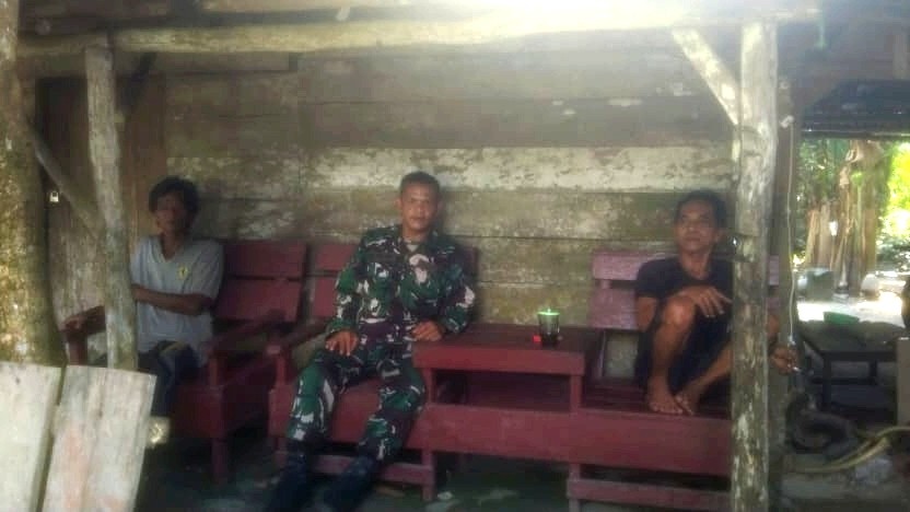 Anggota Koramil 414-04/Membalong Sertu M. Syaruwedi Jalin Silaturahmi dengan Warga Desa Tanjung Rusa 2 AddText 10 31 04.06.53