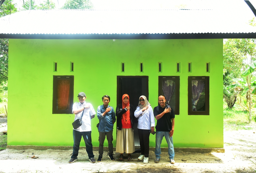Endah saat berfoto bersama tim dari DPUPRP2RKP Beltim