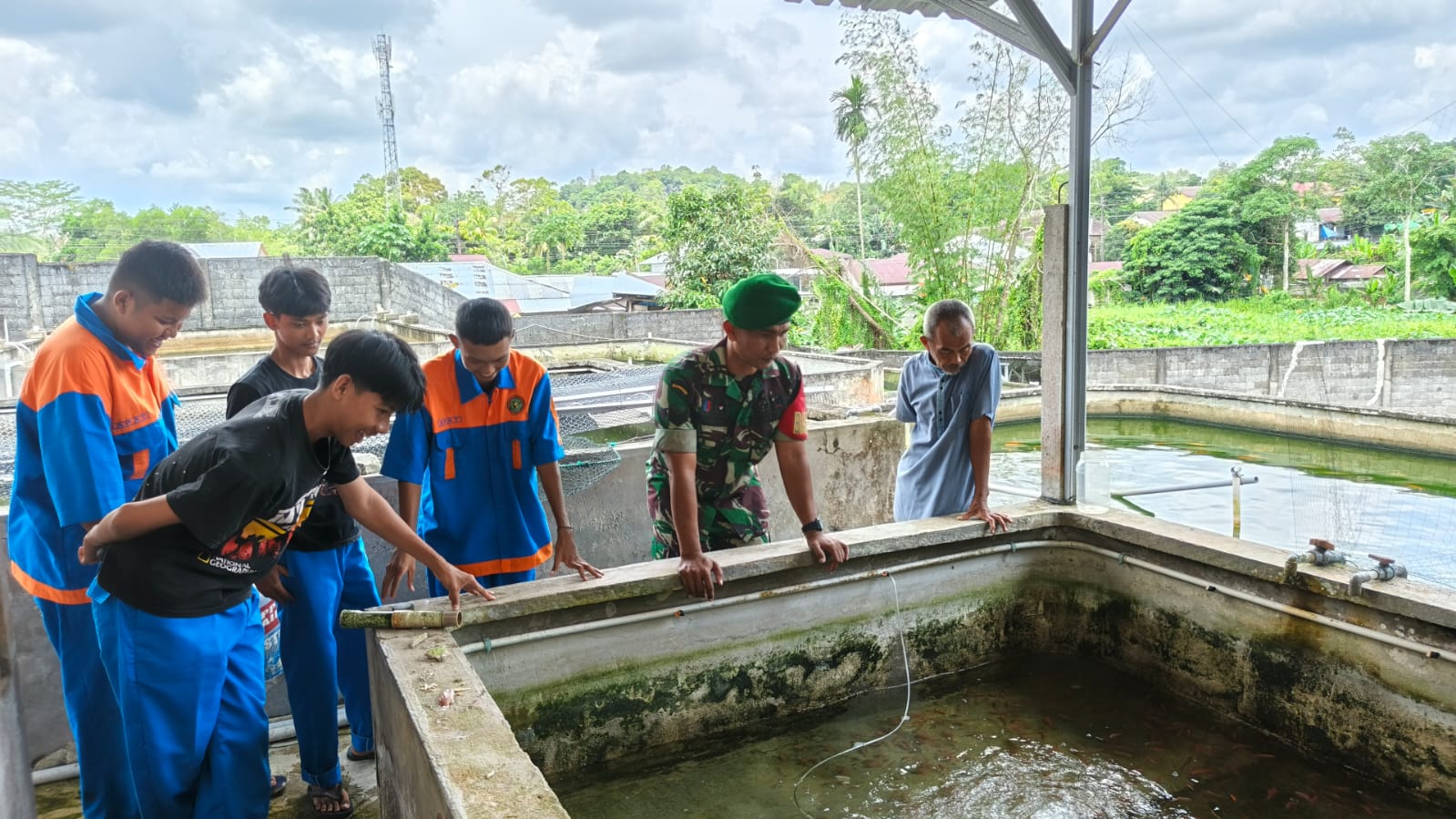 Babinsa Serka Astiyandi Laksanakan Komsos dengan Petani Tambak Ikan Nila di Desa Air Pelempang Jaya 3 IMG 20251026 WA0134