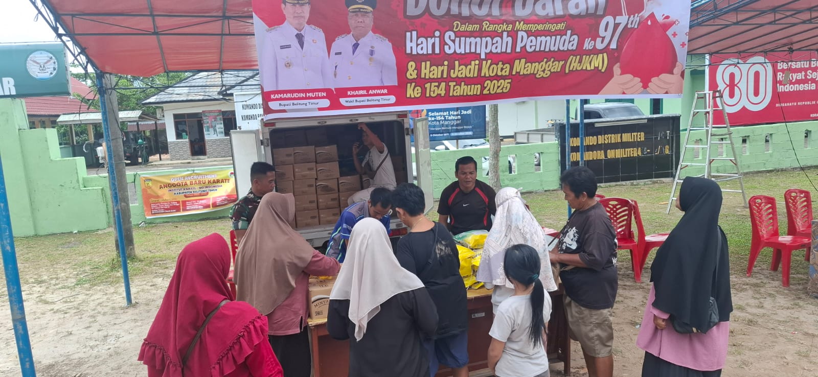 Anggota Koramil 414-02/Manggar, Serda Dedi Irawan Dampingi Gerakan Pangan Murah di Kecamatan Manggar 2 IMG 20251029 WA0060