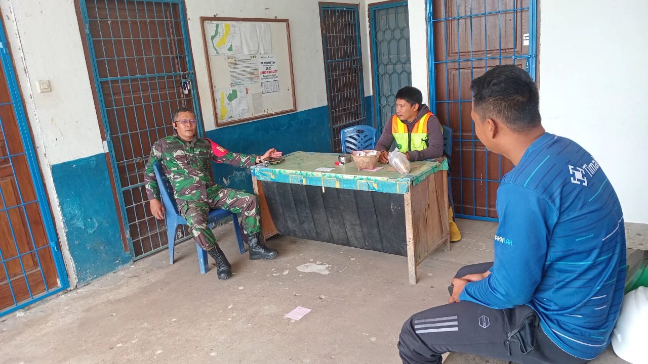 Anggota Koramil 414-04/Membalong, Sertu Supandiyan, Jalin Silaturahmi dengan Security PT Timah di Desa Bantan 2 AddText 11 01 03.20.18