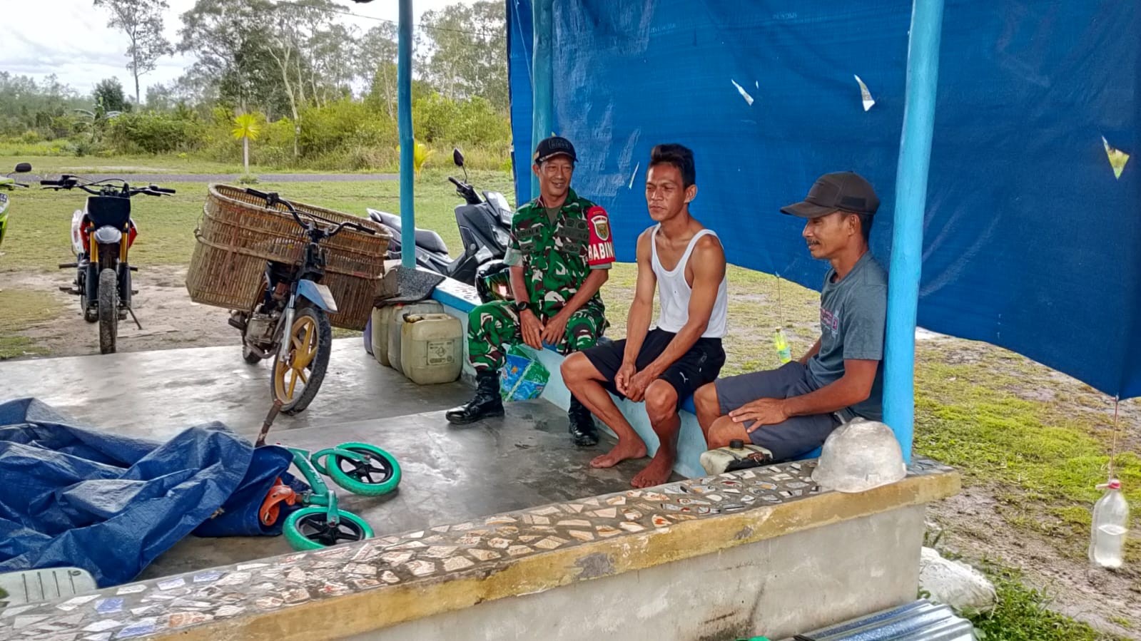 Di Desa Mayang, Babinsa Serda Afrizal Jalin Silaturahmi Lewat Komsos Bersama Warga Binaannya 2 AddText 11 01 03.34.47