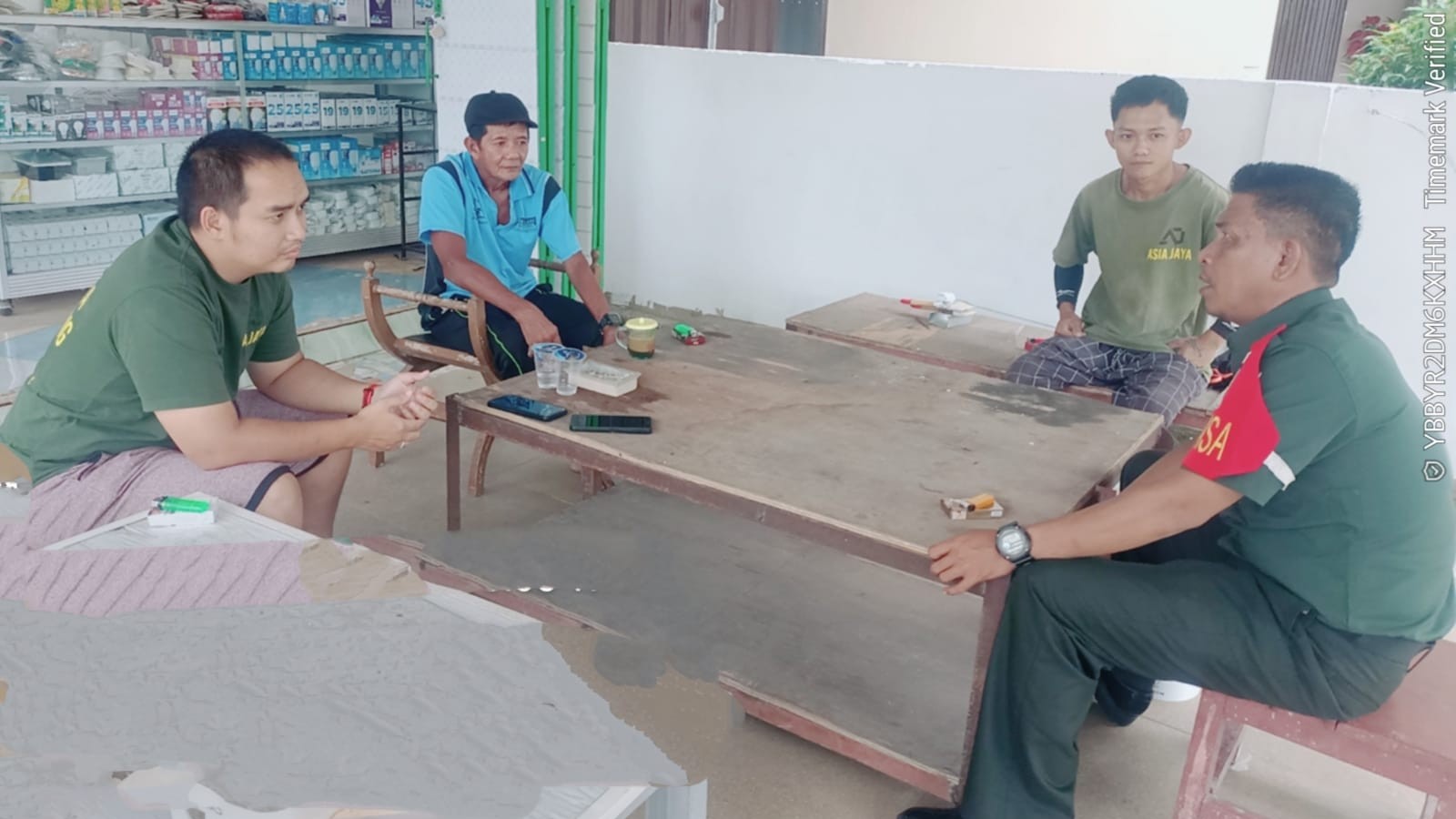 Ajak Warga Jaga Kamtibmas, Babinsa Sertu Ahmad Redi dari Koramil 414-04/Membalong Laksanakan Komsos di Desa Gunungriting 2 AddText 11 03 04.06.38