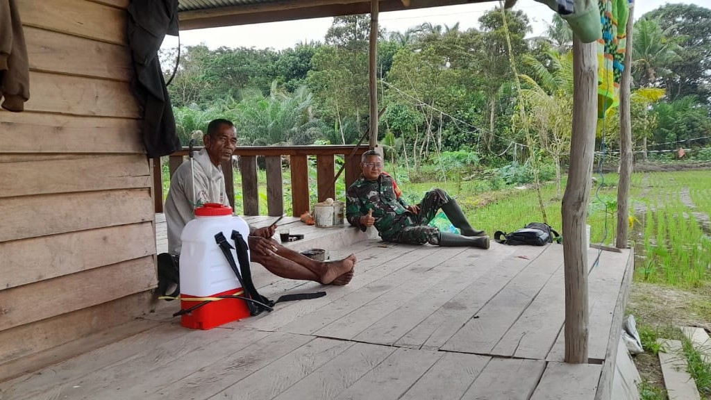 Jalin Komsos, Babinsa Sertu Supandiyan dari Koramil 414-04 /Membalong Kunjungi Kelompok Tani Aik Manda Maju Bersama 2 AddText 11 05 03.21.20