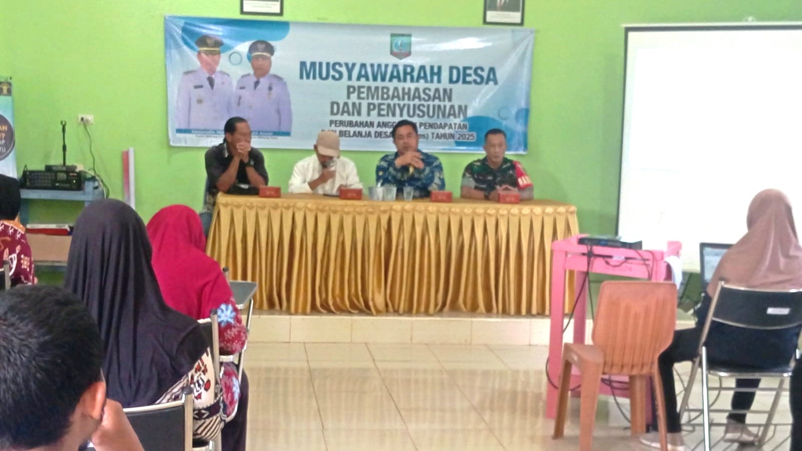 Babinsa Serda Afrizal Kurniawan Dari Koramil 05/Kelapa Kampit Hadiri Musyawarah Desa Mempaya Bahas Perubahan APBDes 2025 2 AddText 11 06 04.30.09