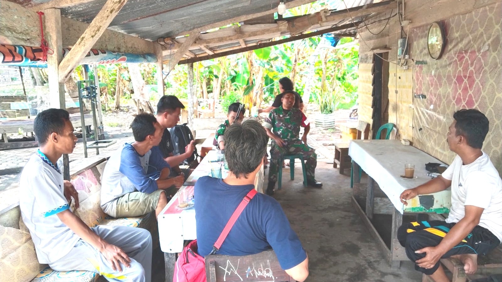 Anggota Koramil 414-04/Membalong, Sertu Yusup Jalin Silaturahmi Lewat Komsos dengan Warga Binaan di Desa Pandang Kandis 2 AddText 11 06 04.42.12