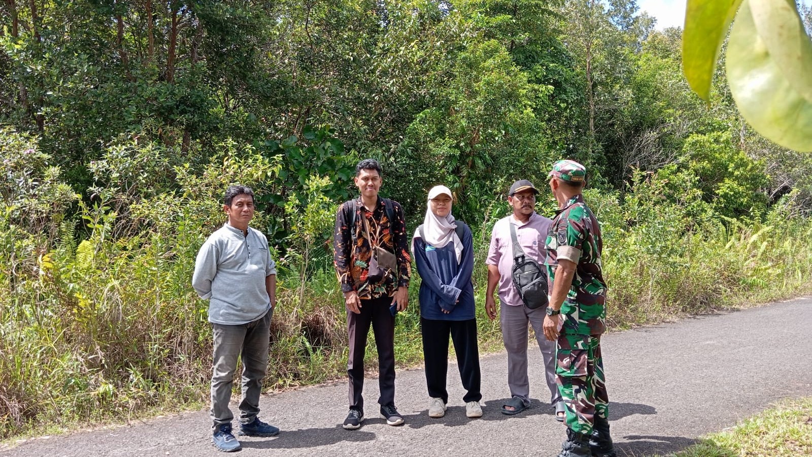 Babinsa Sertu Suparna dari Koramil 414-02/Manggar Tinjau Lahan untuk Pembangunan Koperasi Merah Putih di Desa Kelubi 2 AddText 11 07 04.22.12