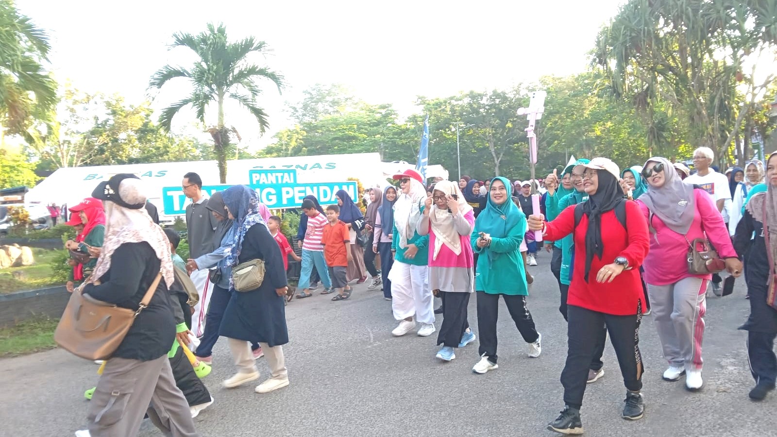 Ribuan Warga Meriahkan Jalan Sehat Baznas Festival 2025 di Pantai Tanjung Pendam 2 AddText 11 09 07.26.13