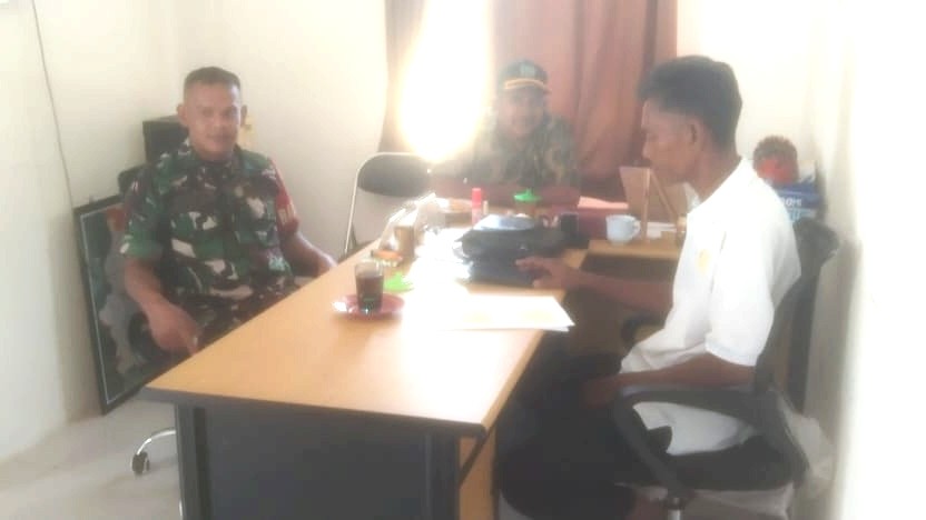 Jalin Komsos, Anggota Koramil 414-04/Membalong Sertu M. Syaruwedi Gelar Silaturahmi dengan Perangkat Desa Tanjung Rusa 2 AddText 11 13 03.19.16