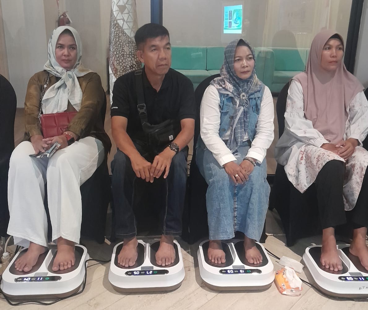 Puluhan Peserta Padati Golden Tulip, OlyLife Perkenalkan Teknologi Terapi THZ Tera-P90 di Tanjungpandan 2 AddText 11 16 03.19.38