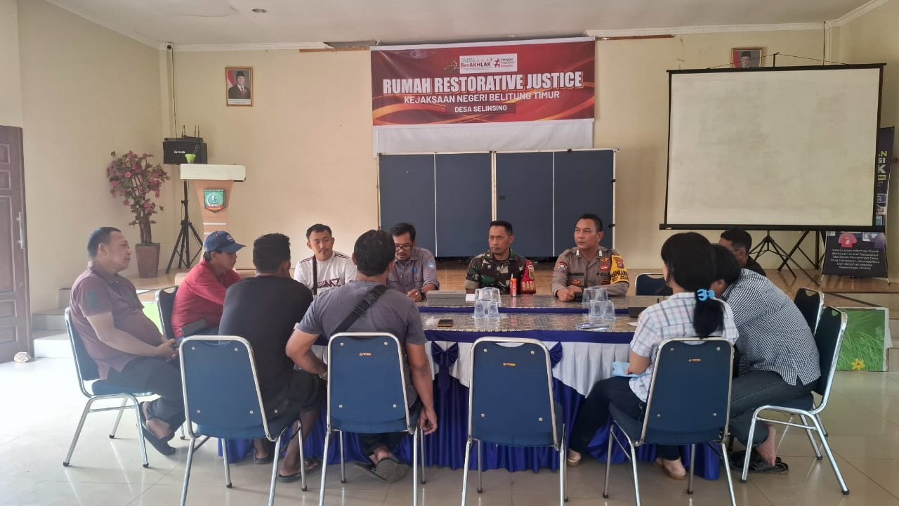 Serka Andri, Anggota Koramil 414-03/Gantung Hadiri Mediasi Sengketa Lahan di Desa Selinsing 3 AddText 11 21 03.46.10