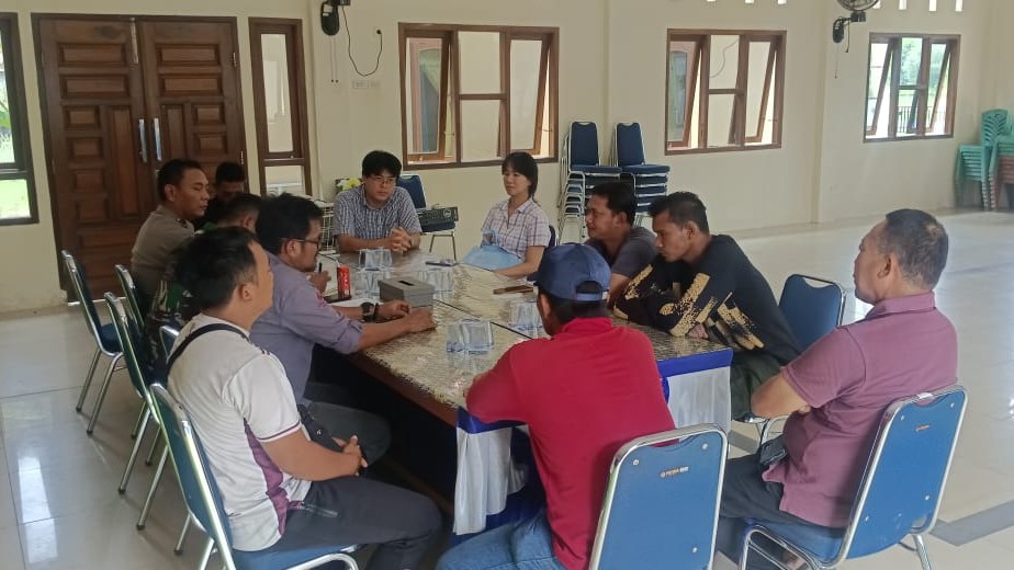 Serka Andri, Anggota Koramil 414-03/Gantung Hadiri Mediasi Sengketa Lahan di Desa Selinsing 4 AddText 11 21 03.46.25