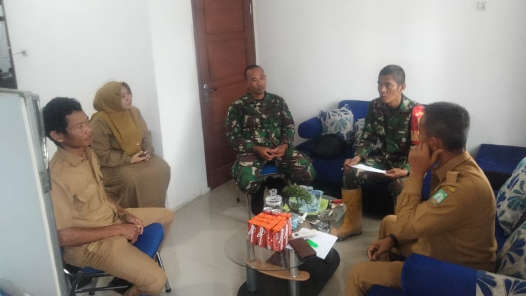 Personel Koramil 414-03/Gantung dari Babinsa Desa Gantung dan Batu Penyu hingga Babinsa Desa Nyuruk Gelar Komsos Bersama Pemerintah Desa Batu Penyu 2 AddText 11 27 02.44.31