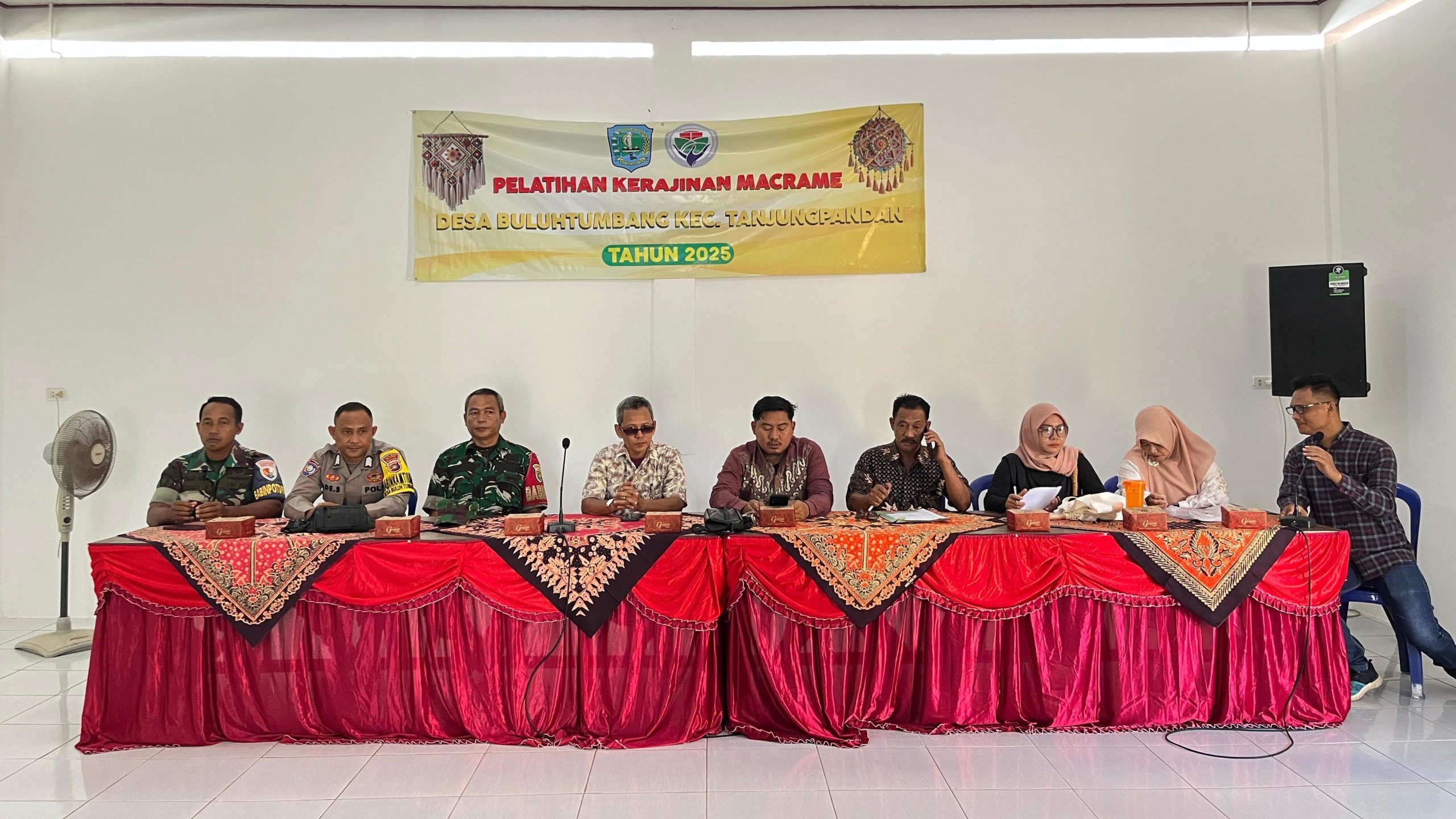 Babinsa Buluh Tumbang Serka Sudartono dari Koramil 414-01/Tanjungpandan Hadiri Pembukaan Pelatihan Kerajinan Macrame 2 AddText 11 27 03.04.17 scaled