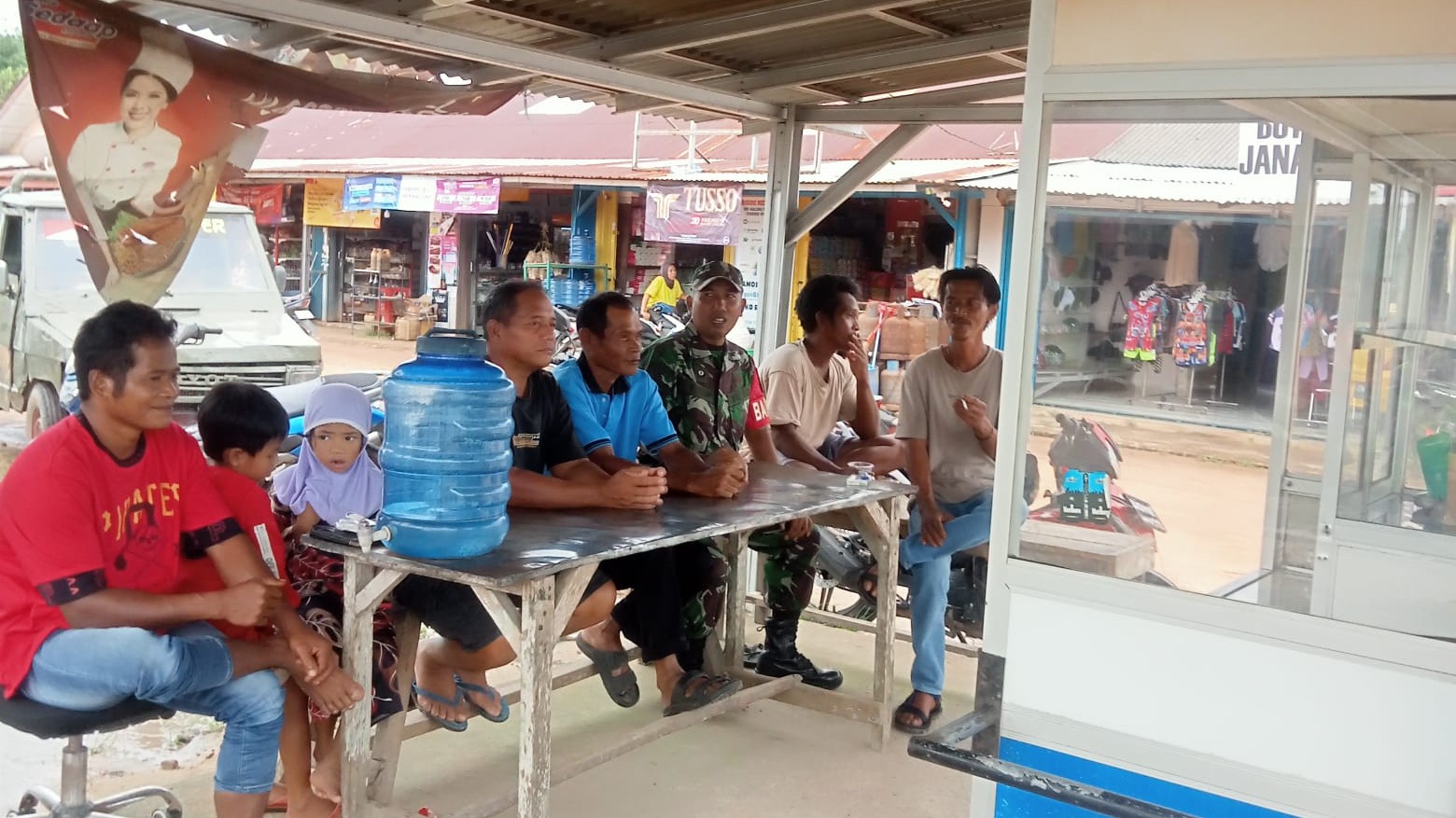 Babinsa Padang Kandis Sertu Yusup Gelar Komsos, Pererat Silaturahmi dan Sampaikan Imbauan Keamanan 2 AddText 11 28 03.46.12