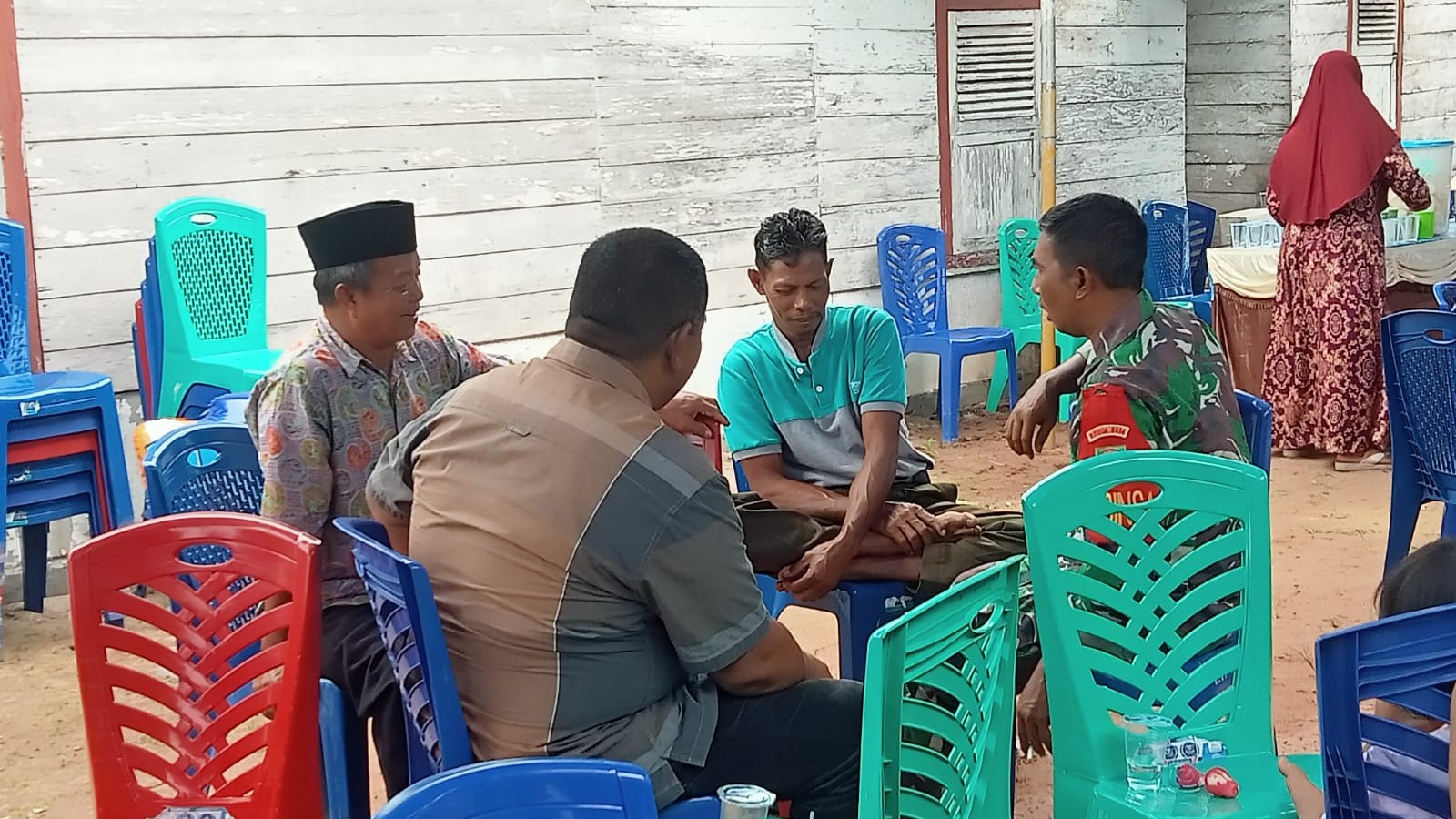 Babinsa Sertu Yusup Gelar Komsos dengan Warga Binaan untuk Perkuat Silaturahmi dan Kamtibmas di Desa Padang Kandis 2 AddText 12 06 02.22.31