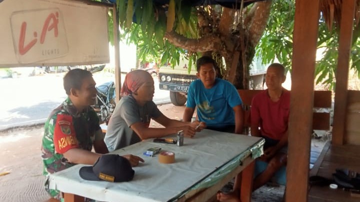 Perkuat Jalin Silatuhrahmi dan Komsos, Anggota Koramil 414-04/Membalong, Sertu Yusup Kunjungi warga binaan di Desa Padang Kandis 2 AddText 12 10 01.33.47