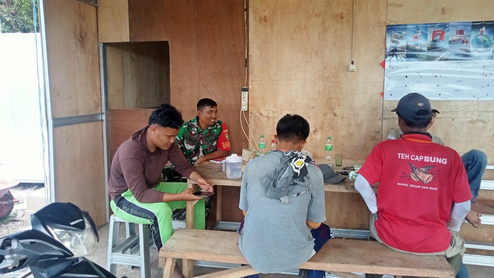 Anggota Koramil 414-04/Membalong Sertu Yusup Laksanakan Komsos Bersama Warga Desa Padang Kandis 2 AddText 12 14 04.04.21