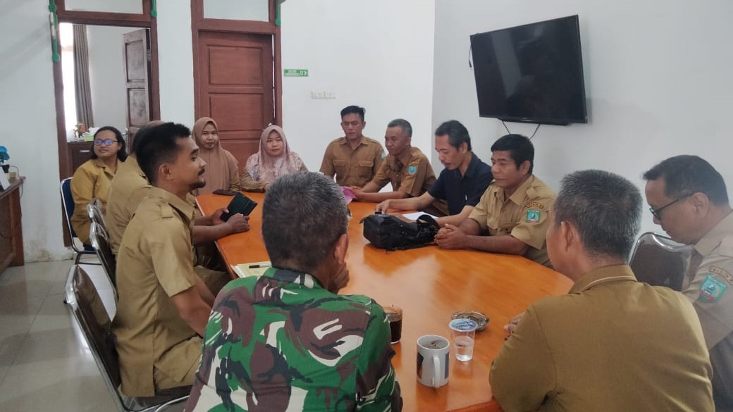Babinsa Sertu Haifrizar, dari Koramil 414-03/Gantung Dampingi Monev Kegiatan Desa Batu Penyu 2 AddText 12 16 03.14.27
