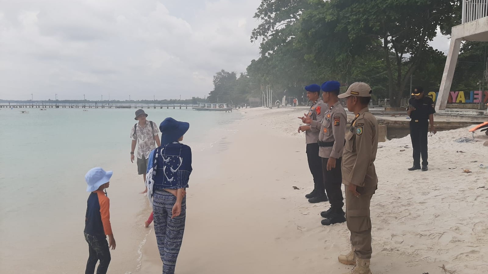 Personel Pospam Tanjung Kelayang Laksanakan Apel Pagi dan Patroli di Kawasan Pantai Tanjung Kelayang 2 AddText 12 28 04.02.02