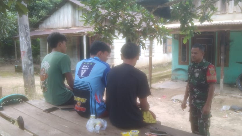 Babinsa Sertu M. Syaruwedi dari Koramil 414-04/Membalong Sosialisasikan Penerimaan TNI AD kepada Warga Desa Kembiri 2 AddText 01 02 01.42.19