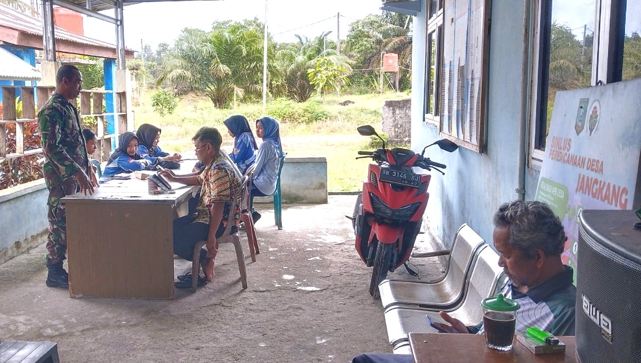 Babinsa Sertu Suprapto, Gelar Komsos dan Sosialisasi Rekrutmen TNI AD dengan anak-anak PKL hingga Perangkat Desa Jangkang 2 AddText 01 02 01.58.51