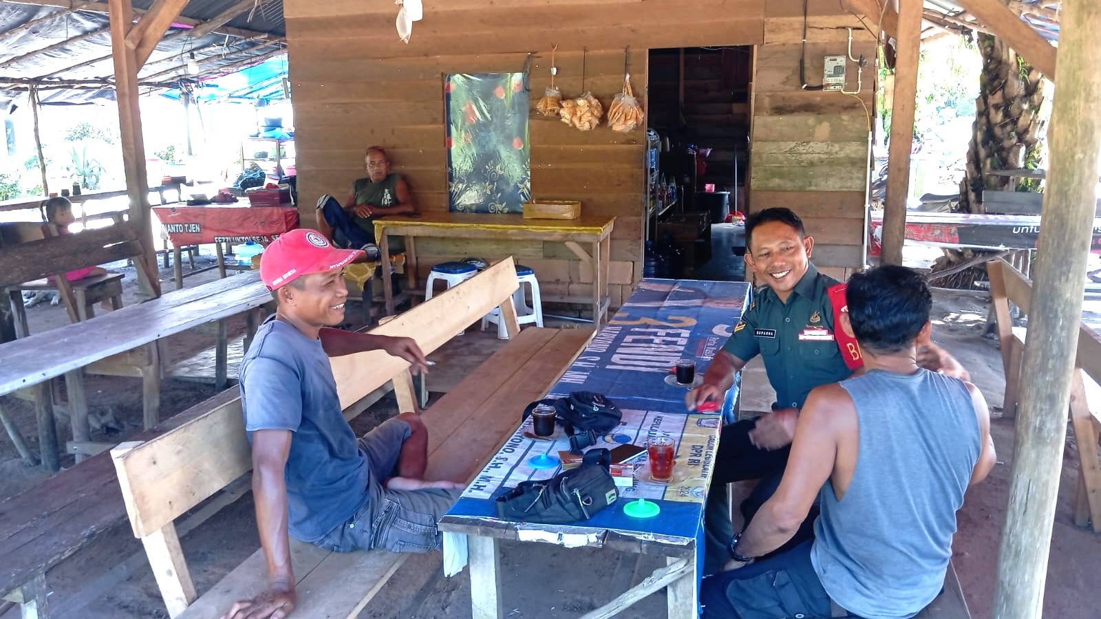 Babinsa Sertu Suparna dari Koramil 414-02/Manggar Laksanakan Komsos dan Sosialisasikan Rekrutmen TNI AD Tahun 2026 Bersama Warga Desa Kelubi 2 AddText 01 08 03.17.57