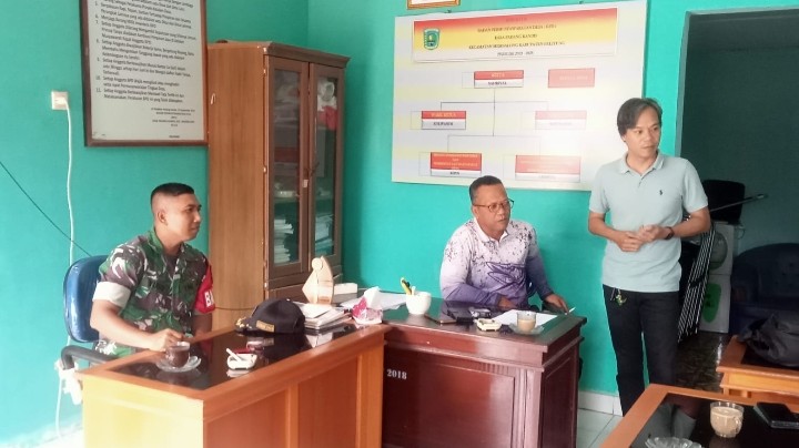 Anggota Koramil 414-04/Membalong Sertu Yusup Sosialisasikan Penerimaan TNI AD TA 2026 di Desa Padang Kandis 2 AddText 01 09 05.06.11