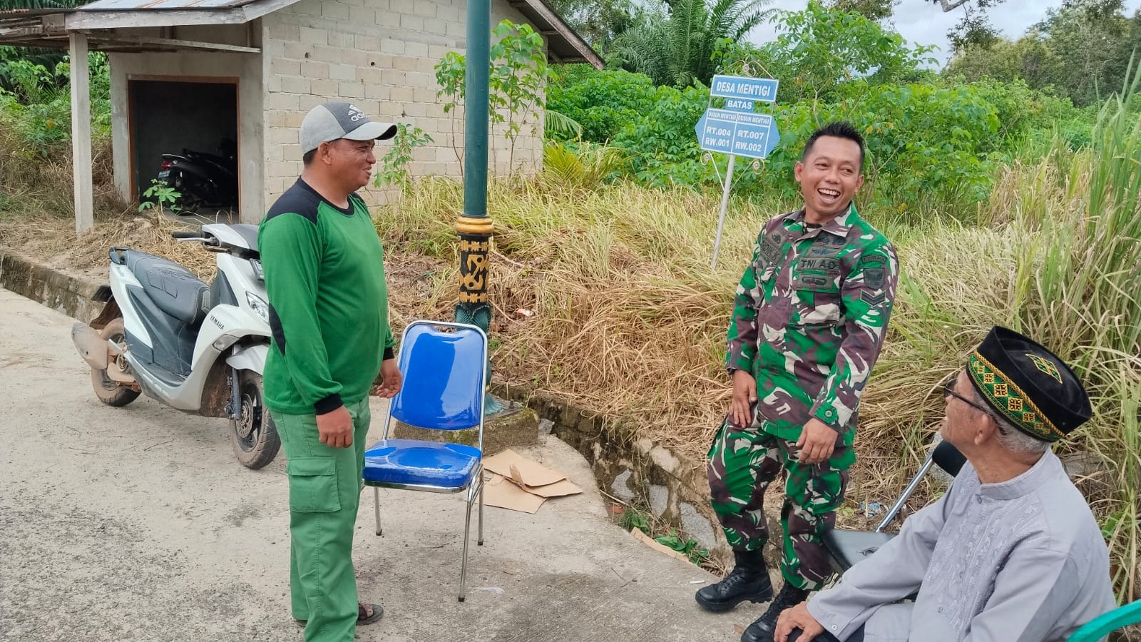 Babinsa Sertu Didi K, Gelar Komsos dan Sosialisasikan Penerimaan TNI AD 2025 kepada Warga di Desa Perpat 2 AddText 01 10 04.15.22