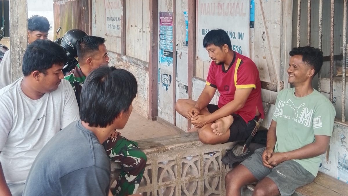 Babinsa Serda Dedi Irawan Gelar Komsos hingga Sosialisasikan Penerimaan TNI AD TA 2026 dengan Warga Binaan di Desa Lalang Jaya 2 AddText 01 11 03.56.37