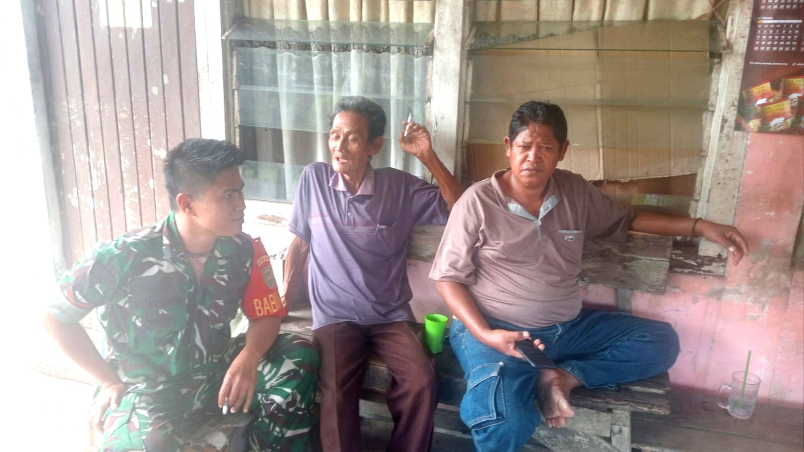 Babinsa Kopda Bintoro Laksanakan Komsos Bersama Warga Desa Mentawak 2 AddText 01 25 04.16.07