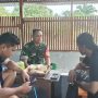 Babinsa Serka Andri Laksanakan Komsos Bersama Warga di Desa Lenggang
