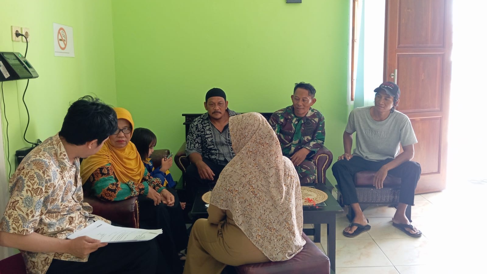 Di Desa Kelubi, Babinsa Sertu Suparna Laksanakan Komsos dengan Perangkat Desa