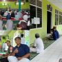 Babinsa Serda Afrizal Kurniawan Laksanakan Salat Jumat Berjamaah Bersama Warga di Masjid Al Barkah Desa Air Kelik